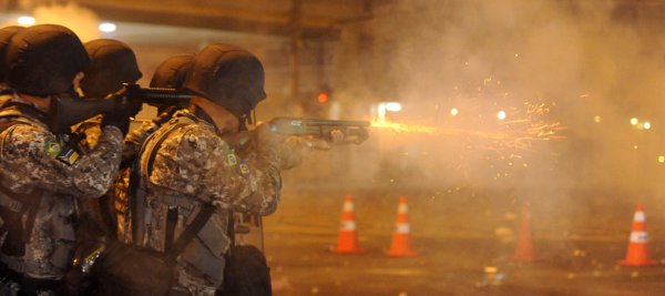 Policiais disparam contra manifestantes durante a final da Copa das Confederações no Rio de Janeiro. Foto: Tomaz Silva/ABr 