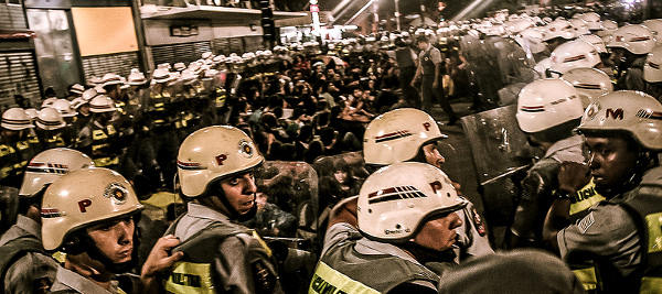 Em ato contra a Copa em São Paulo, cerca de 50 manifestantes são cercados por policiais. Dentre as pautas estava a exigência de 10% do PIB para educação, a valorização dos professores e garantia de vagas públicas para nas creches e universidade. Foto: Mídia Ninja
