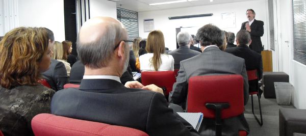 A sala de reuniões do Ethos ficou lotada para a reunião sobre o acordo setorial de distribuição de produtos para saúde. Foto: Pedro Malavolta/Instituto 